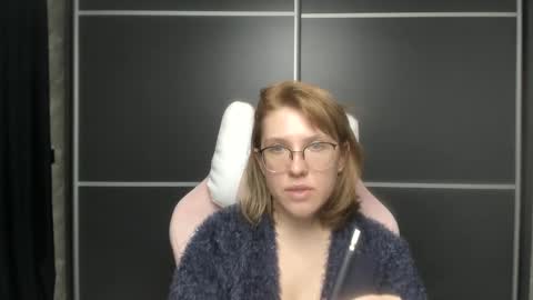 Snapshot of reginasmilee chatting on 02.04.25 Regina online show from 02.04.25