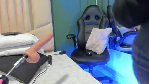 reginavegaa online show from 02.14.25