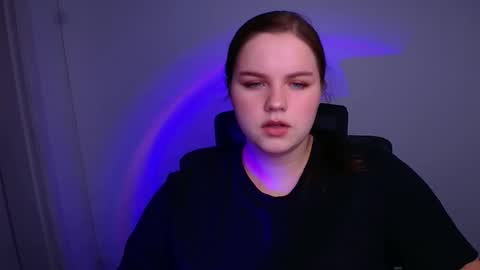 Snapshot of reinakitty_ chatting on 12.20.25 Reina online show from 12.20.25