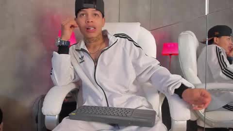 Snapshot of renzo_dogan chatting on 12.02.25 Ren online show from 12.02.25