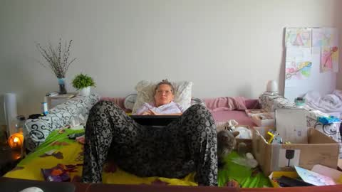 Anna - not anna - right Anna  online show from 10.24.25