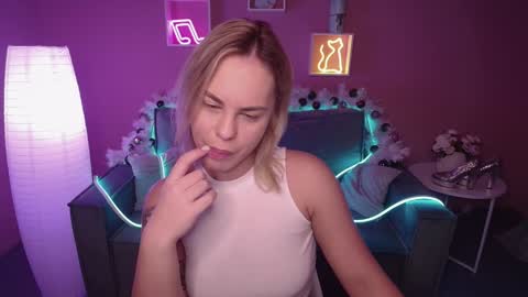 Snapshot of rikaraily chatting on 12.19.24 Rika online show from 12.19.24