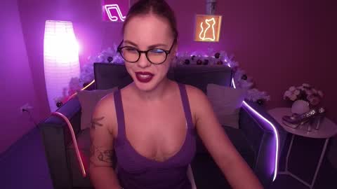 Snapshot of rikaraily chatting on 01.15.25 Rika online show from 01.15.25