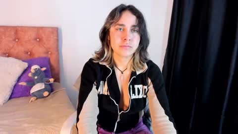 Snapshot of riley_colors chatting on 01.25.25 Riley online show from 01.25.25