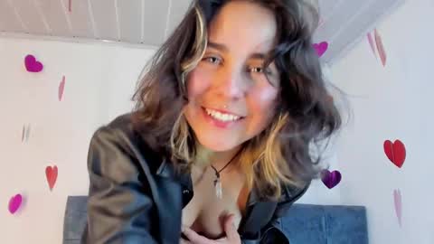 Snapshot of riley_colors chatting on 02.14.25 Riley online show from 02.14.25