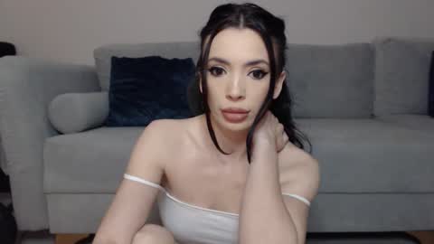 Snapshot of rileyeve chatting on 12.18.25 RileyEve online show from 12.18.25