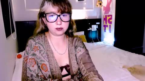 Snapshot of riri_rich chatting on 10.26.25 Rita online show from 10.26.25