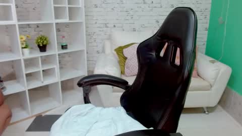 Snapshot of ririlennox chatting on 10.20.25 Rihanna online show from 10.20.25