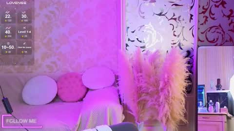 Snapshot of risky_dream chatting on 09.30.25 Alice online show from 09.30.25