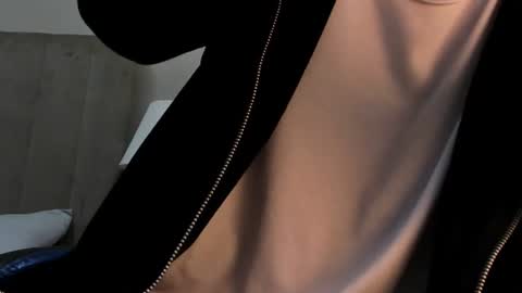 Snapshot of roan_birkin chatting on 06.22.26 Roan Birkin online show from 06.22.26
