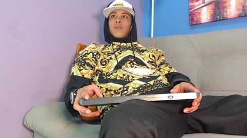 robert_kingg online show from 12.19.24