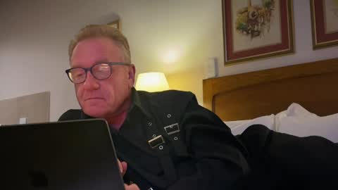 Snapshot of roberttherabbit chatting on 04.11.26 RobertTheRabbit online show from 04.11.26