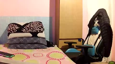 Snapshot of rogobeteilie chatting on 12.14.25 Banderas online show from 12.14.25