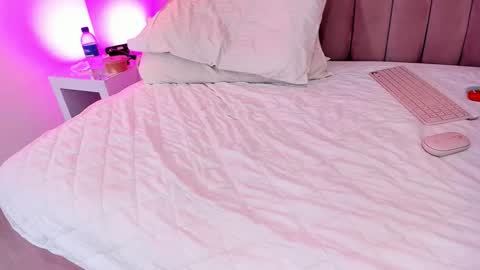 Snapshot of rolyloren chatting on 10.19.25 Marcela online show from 10.19.25