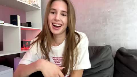 Ketlyn  is here now  help me get 50 thumbs up pls  online show from 03.31.26