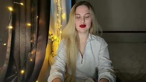 Snapshot of rosaliiiiii chatting on 10.18.25 Rosali online show from 10.18.25