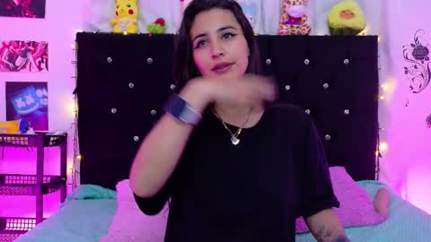 Snapshot of rose_smiley1 chatting on 10.19.25 Rose online show from 10.19.25