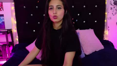 Snapshot of rose_smiley1 chatting on 11.28.25 Rose online show from 11.28.25