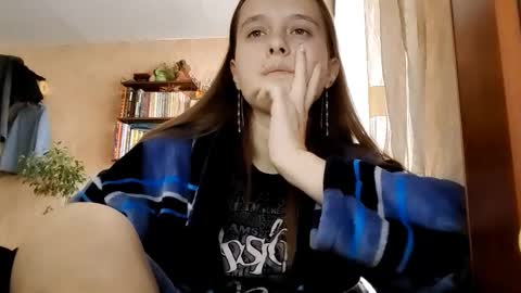 Snapshot of roseannehensle chatting on 12.15.25 Sophie online show from 12.15.25