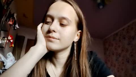 Snapshot of roseannehensle chatting on 12.16.25 Sophie online show from 12.16.25