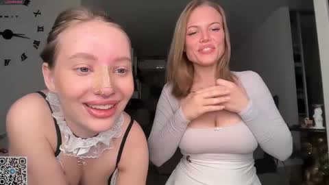 Snapshot of roselunes chatting on 05.31.26 Sophie and Sarah online show from 05.31.26