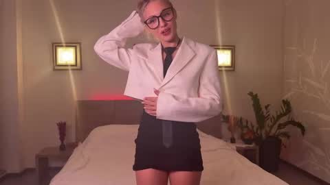 Roselyn  online show from 11.22.25