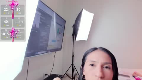 Snapshot of rosetemple chatting on 01.08.25 Rose online show from 01.08.25