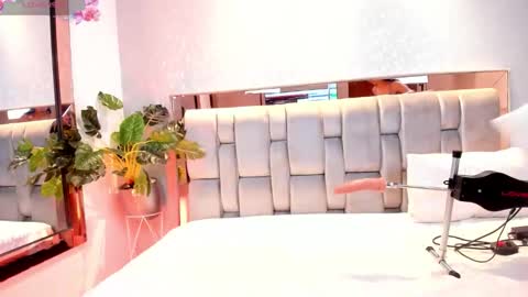 Snapshot of rosetemple chatting on 09.20.25 Rose online show from 09.20.25