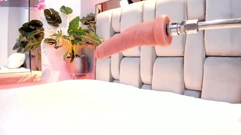 Snapshot of rosetemple chatting on 09.28.25 Rose online show from 09.28.25