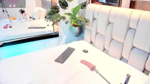 Snapshot of rosetemple chatting on 10.16.25 Rose online show from 10.16.25