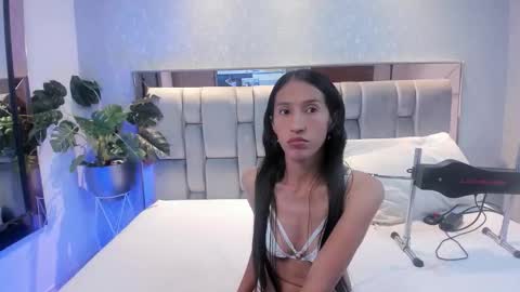 Snapshot of rosetemple chatting on 11.04.25 Rose online show from 11.04.25