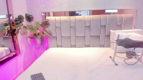 Snapshot of rosetemple chatting on 11.09.25 Rose online show from 11.09.25