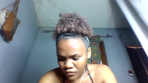 Snapshot of rosia22 chatting on 10.02.25 rosia22 online show from 10.02.25