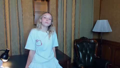 Snapshot of rossiehendsbee chatting on 07.15.26 Anne online show from 07.15.26
