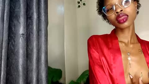 Snapshot of roundbootie chatting on 06.17.26 roundbootie online show from 06.17.26