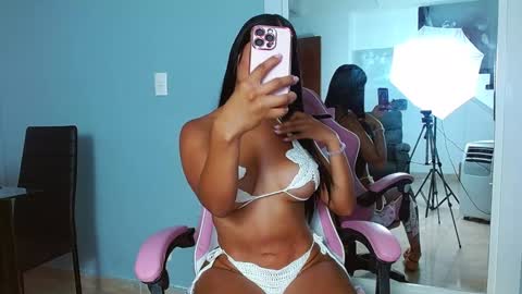 Snapshot of rousebonnett chatting on 02.01.25 ROUSE online show from 02.01.25