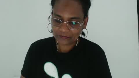 Snapshot of roushlove chatting on 10.28.25 luxa online show from 10.28.25