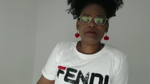 Snapshot of roushlove chatting on 11.01.25 luxa online show from 11.01.25