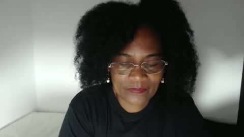 Snapshot of roushlove chatting on 11.17.25 luxa online show from 11.17.25