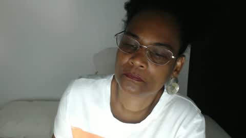 Snapshot of roushlove chatting on 11.18.25 luxa online show from 11.18.25