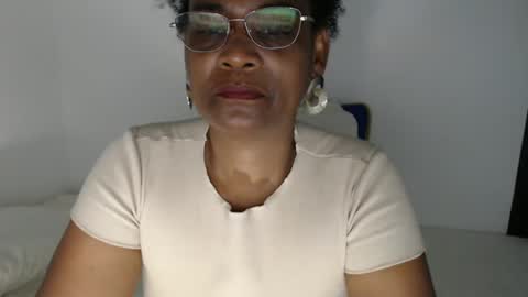 Snapshot of roushlove chatting on 11.19.25 luxa online show from 11.19.25