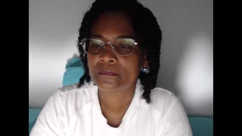 Snapshot of roushlove chatting on 11.26.25 luxa online show from 11.26.25