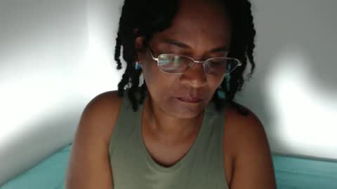 Snapshot of roushlove chatting on 11.27.25 luxa online show from 11.27.25