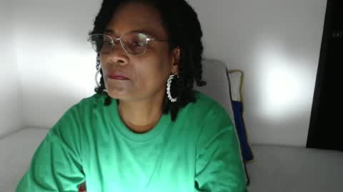 Snapshot of roushlove chatting on 12.14.25 luxa online show from 12.14.25