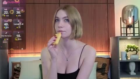 Snapshot of roxana_perry chatting on 10.24.25 Roxana online show from 10.24.25