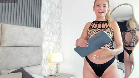 Snapshot of roxana_sins chatting on 10.10.25 roxana sins online show from 10.10.25