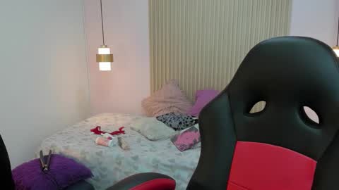 Snapshot of roxanerichie chatting on 12.15.25 roxanerichie online show from 12.15.25