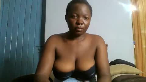 Snapshot of roxen_atieno chatting on 01.12.25 roxen_atieno online show from 01.12.25