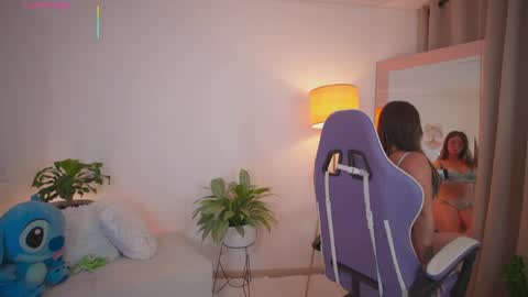 Snapshot of roxie_gates chatting on 05.02.26 R O X I E online show from 05.02.26