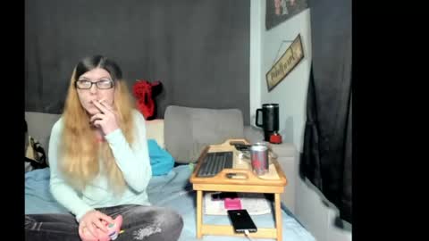 Snapshot of roxihazeleyes chatting on 04.21.26 roxihazeleyes online show from 04.21.26